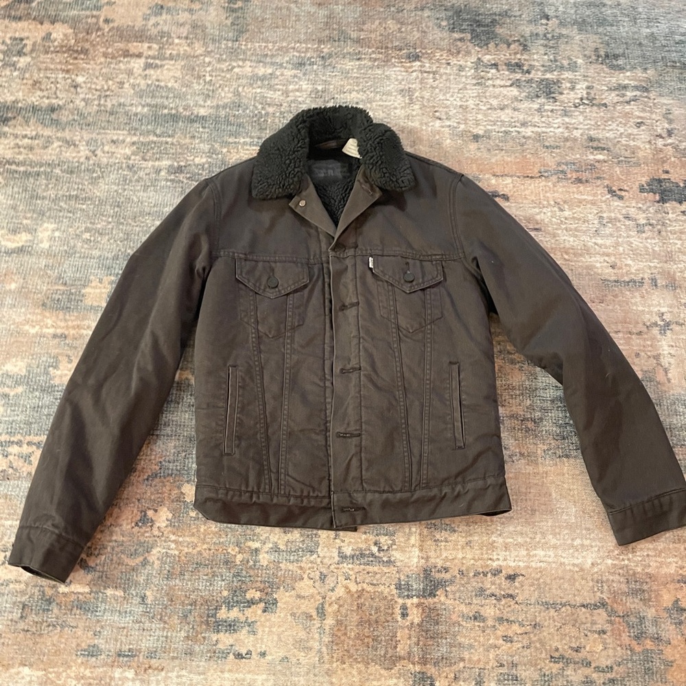 Men's Sherpa lined Levi's trucker jacket. Size small. 100% cotton.